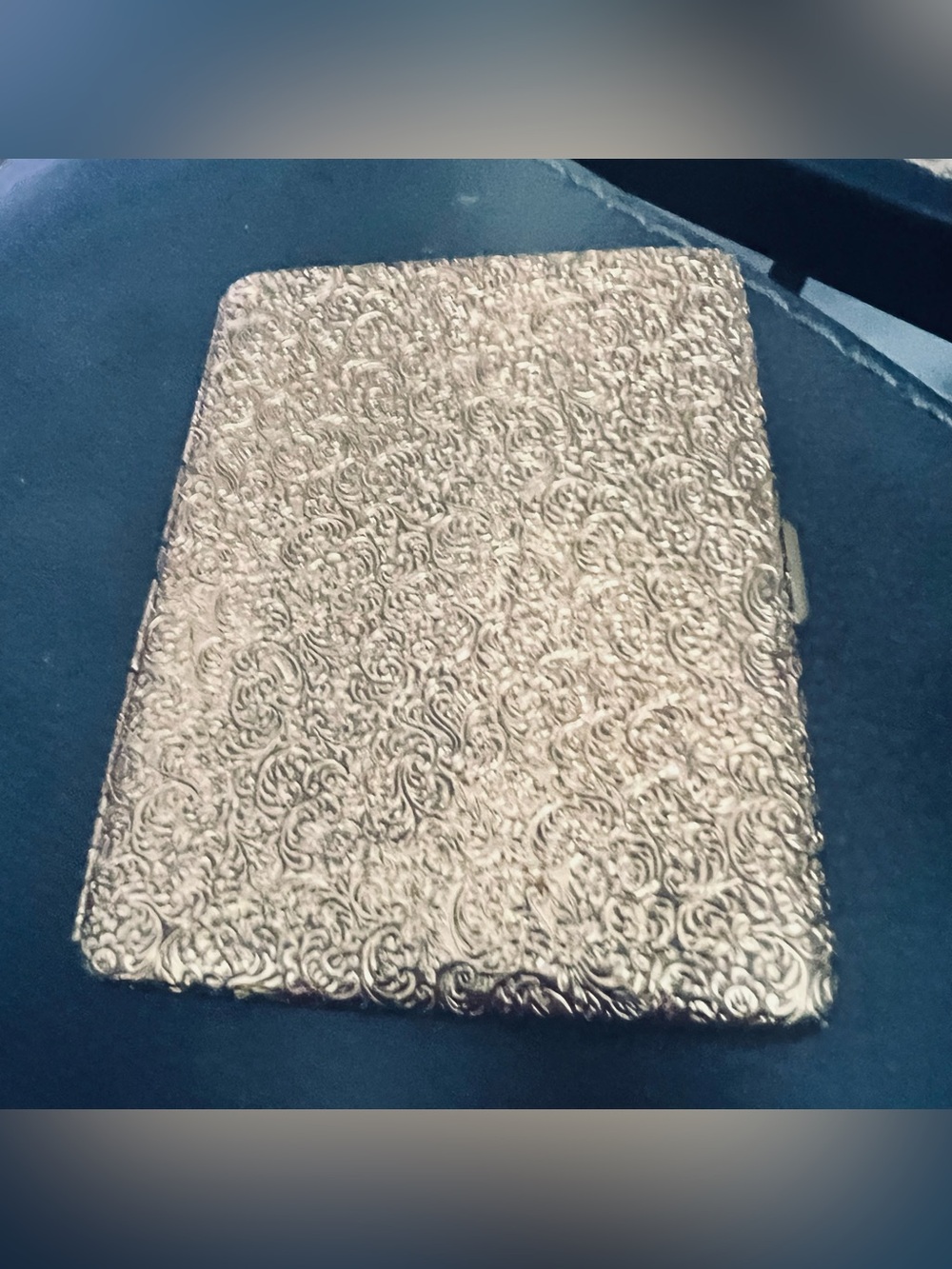 Elegant Embossed Rose-Pattern Metal cigarette case - Gold